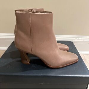 Bernardo Bowery Tan Leather Ankle Boots Size 8 Brand New